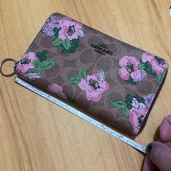 $225 COACH monogram floral wallet (top zipper rip) - Picture 14 of 16